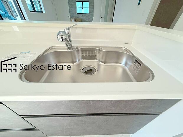 【浄水器】「浄水器」をスリムに内蔵したハンドシャワー式の水栓金具です。シンクもスッキリ!