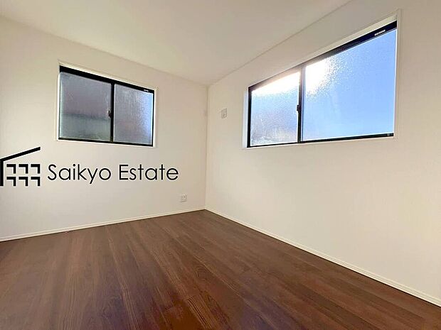 【洋室(1号棟)】2面採光で明るく風通しも良好です!天気の良い日は是非窓を開けて空気の入れ替えをしてみるのはいかがでしょうか♪