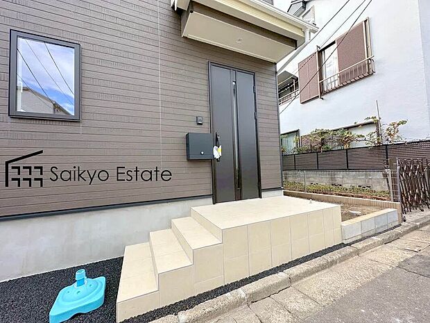 【玄関】家の顔となる玄関は、格調高いデザイン性が求められます。高級感と断熱性、防犯性に優れた玄関ドアを標準装備。