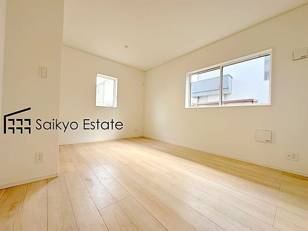 【リビング】開放感と採光にこだわったLDKです。陽光いっぱいの空間で家族団らんの時間も増えそうですね!