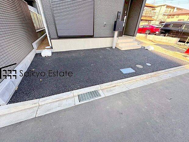 【カースペース】カースペースはアスファルト仕上げの為、雨の日でも足元が気になりません！