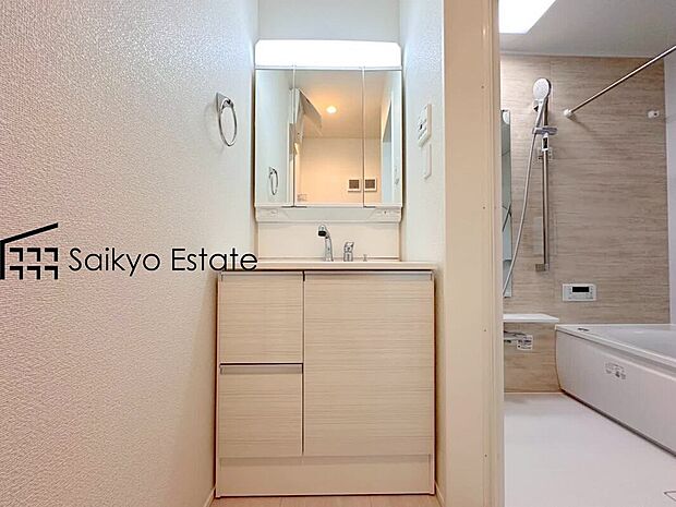 【【シャワー付き洗面化粧台】】女性にはうれしいシャンプードレッサー付きの三面鏡洗面化粧台。収納スペースも十分ございますので、ドライヤーなどすっきりと片付きます♪
