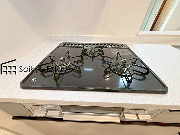 【【3口ガスコンロシステム】】3口ガスコンロシステムはたくさんの料理が同時に作れて便利な上、凹凸が少ないフラットトップなのでお掃除も楽々です。