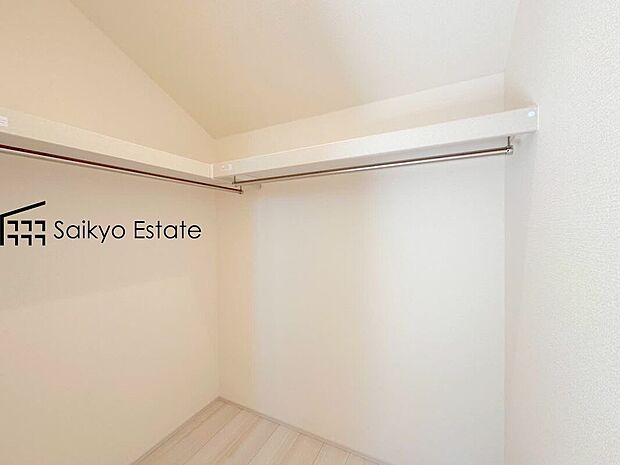 【WIC】ひと目で収納物を確認できるウォークインクロゼットは、ゆとりの広さを備えた大型収納。数多くの衣類に加え、足元には引出しや衣装箱、シューズボックスなども収納することができます。