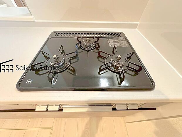 【3口ガスコンロシステム】「3口ガスコンロシステム」はたくさんの料理が同時に作れて便利な上、凹凸が少ないフラットトップなのでお掃除も楽々です。