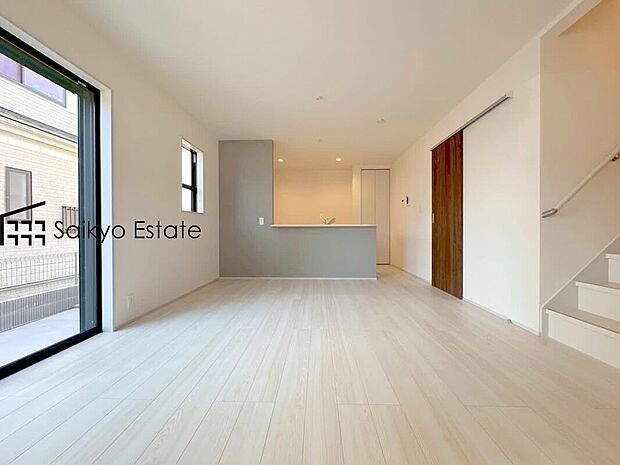 【リビング】開放感と採光にこだわった15.75帖の広々としたLDKです。陽光いっぱいの空間で家族団らんの時間も増えそうですね!