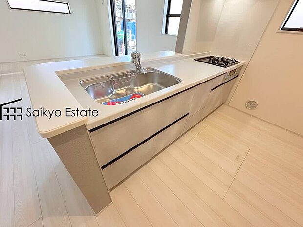 【キッチン】リビングにいる家族とコミュニケーションをとりながら作業が出来る人気のカウンターキッチン。お子様がリビングにいても目が届くので安心です。