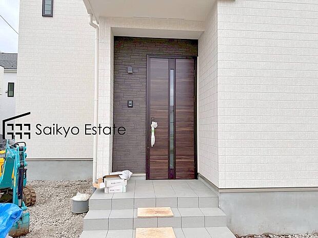 【玄関】家の顔となる玄関は、格調高いデザイン性が求められます。高級感と断熱性、防犯性に優れた玄関ドアを標準装備。