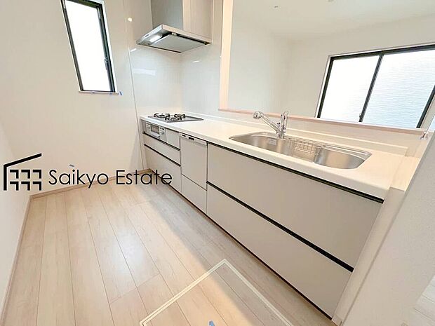 【キッチン】リビングにいる家族とコミュニケーションをとりながら作業が出来る人気のカウンターキッチン。お子様がリビングにいても目が届くので安心です。食洗機付きです!