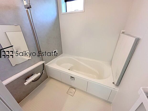 【浴室】一日の疲れを癒してくれる一坪タイプの広々バスルーム♪雨の日のお洗濯にも大活躍な浴室暖房乾燥機付きです！窓があって換気が出来るのも嬉しいですね♪
