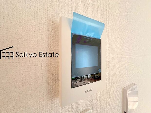 【TVモニター付きインターホン】「TVモニター付きインターホン」は、玄関に行かなくても誰が来たのか確認でき、お子様のお留守番も安心です。
