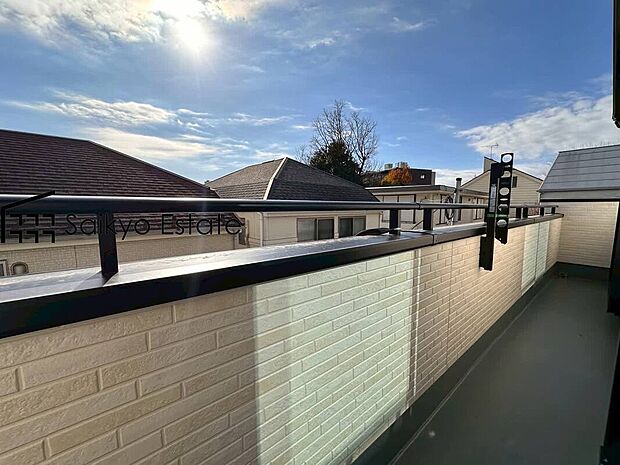 【バルコニー】お洗濯物やお布団を干すのに十分なスペースを確保したバルコニー。陽当りの良さも魅力です！
