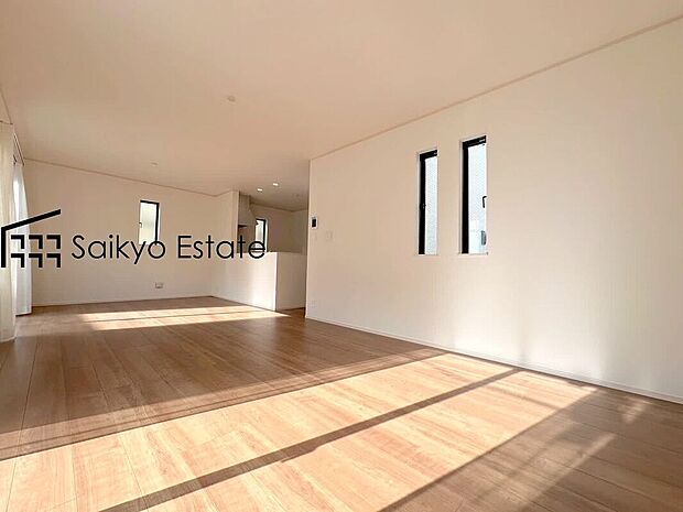 【リビング】リビングには床暖房を完備。冬でもポカポカ快適空間！空気を汚さずに室内を快適な温度に保ちます。
