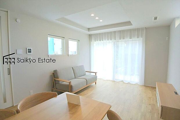 【リビング【施工例】】開放感と採光にこだわった16.75帖の広々としたLDKです。陽光いっぱいの空間で家族団らんの時間も増えそうですね!