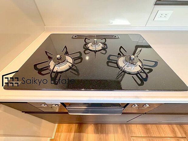 【3口ガスコンロシステム】「3口ガスコンロシステム」はたくさんの料理が同時に作れて便利な上、凹凸が少ないフラットトップなのでお掃除も楽々です。