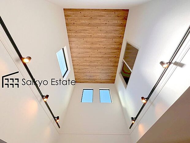 【リビング】上部は吹き抜けのため開放感ございます♪窓も多く、採光を取り込める面積が大きい事で明るく気持ちの良い空間となっております♪