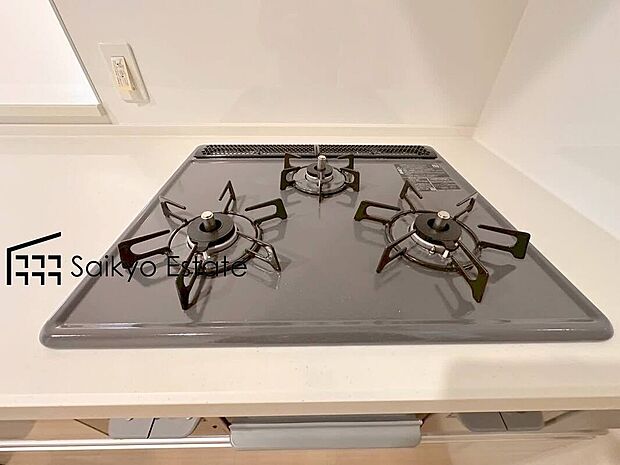 【3口ガスコンロシステム】「3口ガスコンロシステム」はたくさんの料理が同時に作れて便利な上、凹凸が少ないフラットトップなのでお掃除も楽々です。