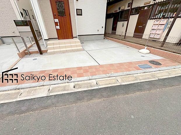 【駐車場】カースペースはコンクリート仕上げの為、雨の日でも足元が気になりません!自転車やバイクを置くスペースもございます!