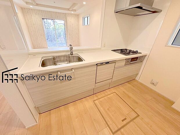 【キッチン】リビングにいる家族とコミュニケーションをとりながら作業が出来る人気のカウンターキッチン。お子様がリビングにいても目が届くので安心です。