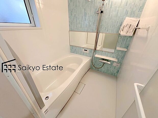 【浴室】一日の疲れを癒してくれる一坪タイプの広々バスルーム♪雨の日のお洗濯にも大活躍な浴室暖房乾燥機付きです!窓があって換気が出来るのも嬉しいですね♪