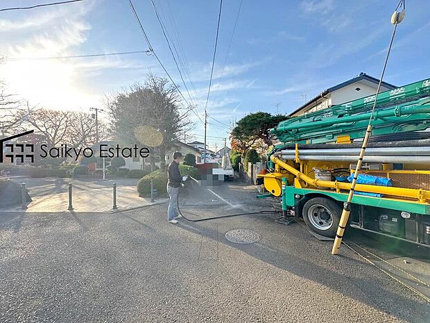 【前面道路を含む現地写真】周囲にはスーパーをはじめとした買い物施設も揃っています。住みやすさと利便性を兼ね備えた環境です。