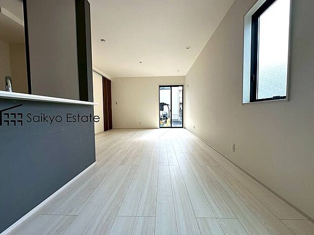 【リビング】広々としたLDKは家具の配置など楽しめます！ダイニングテーブルとソファーを置いても余裕の広さです！
