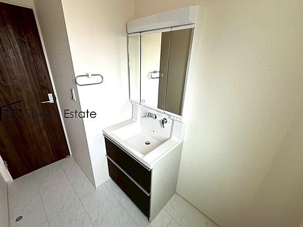 【シャンプードレッサー付洗面化粧台】「シャンプードレッサー付きの洗面台」は暮らしを快適にしてくれます。朝の身支度もスムーズに♪
