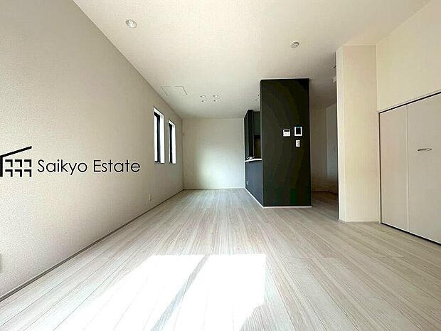 【リビング】開放感と採光にこだわった広々としたLDKです。陽光いっぱいの空間で家族団らんの時間も増えそうですね！