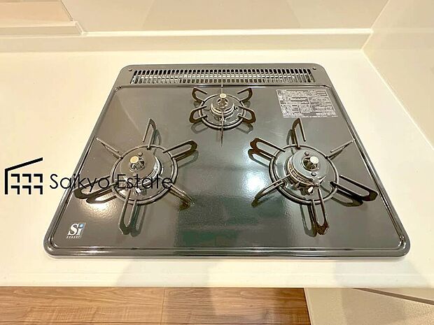 【3口ガスコンロシステム】「3口ガスコンロシステム」はたくさんの料理が同時に作れて便利な上、凹凸が少ないフラットトップなのでお掃除も楽々です。