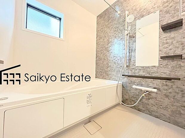 【浴室【施工例】】一日の疲れを癒してくれる一坪タイプの広々バスルーム♪雨の日のお洗濯にも大活躍な浴室暖房乾燥機付きです!窓があって換気が出来るのも嬉しいですね♪