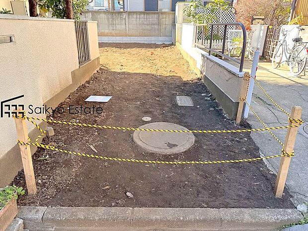 【駐車場】カースペースはコンクリート仕上げ。大切なお車の土ほこりや砂利による傷の心配もありません。