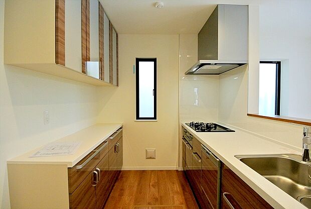 【キッチン【施工例】】リビングにいる家族とコミュニケーションをとりながら作業が出来る人気のカウンターキッチン。お子様がリビングにいても目が届くので安心です。