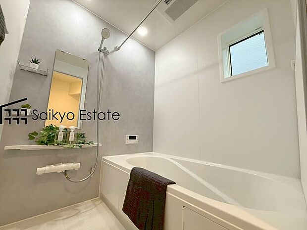 【浴室】一日の疲れを癒してくれる一坪タイプの広々バスルーム♪雨の日のお洗濯にも大活躍な浴室暖房乾燥機付きです！