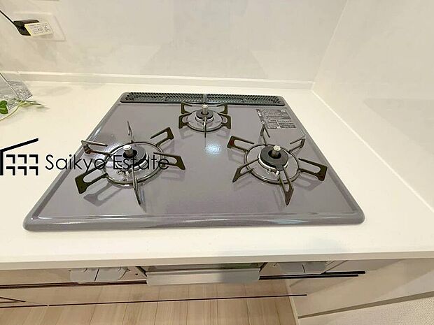 【3口ガスコンロシステム】「3口ガスコンロシステム」はたくさんの料理が同時に作れて便利な上、凹凸が少ないフラットトップなのでお掃除も楽々です。
