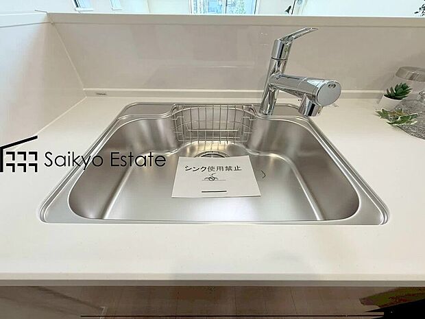 【浄水器】「浄水器」をスリムに内蔵したハンドシャワー式の水栓金具です。シンクもスッキリ！
