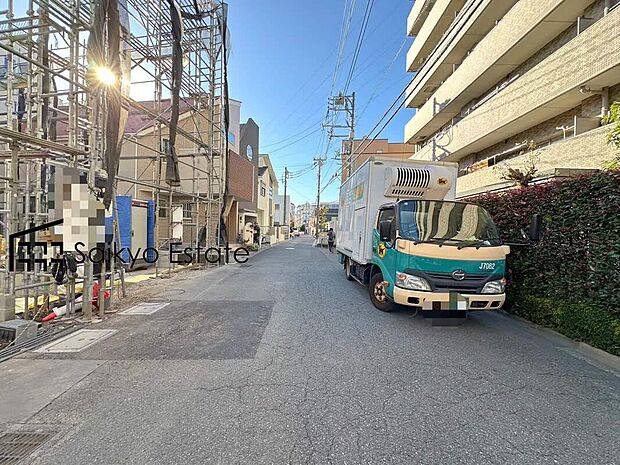 【前面道路】前面道路、幅員がございますので、駐車もスムーズに行えます!駐車が少し苦手なママさんでも安心ですね♪