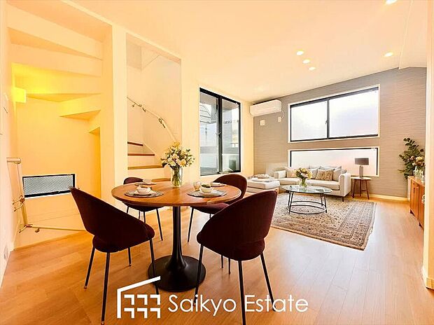 【リビング【施工例】】開放感と採光にこだわった20帖以上の広々としたLDKです。陽光いっぱいの空間で家族団らんの時間も増えそうですね!