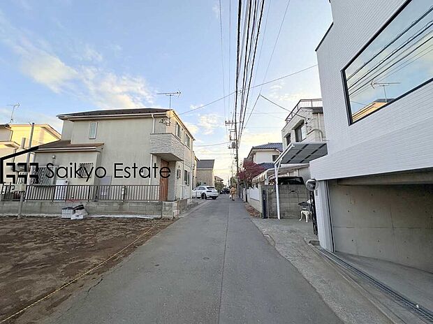 【前面道路】交通量の少ない前面道路ですので、小さなお子様がおられるご家庭でも安心してお住まいいただけます。
