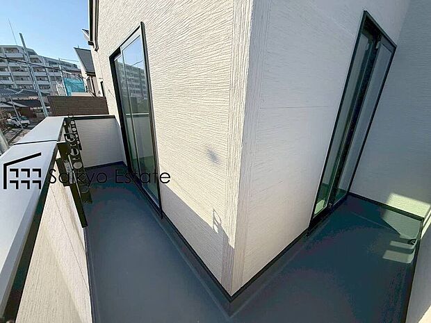 【バルコニー（14号棟）】お洗濯物やお布団を干すのに十分なスペースを確保したバルコニー。南向きで陽当りも良好です♪
