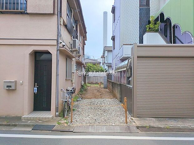 【駐車場】カースペースはコンクリート仕上げの為、雨の日でも足元が気になりません！自転車やバイクを置くスペースもございます！