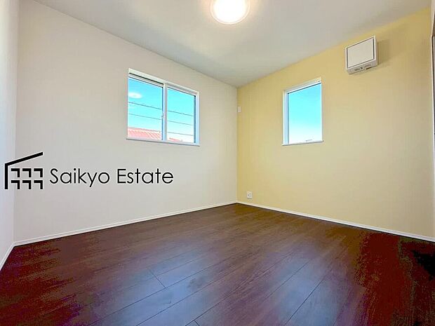 【洋室】2面採光で明るく風通しも良好です!天気の良い日は是非窓を開けて空気の入れ替えをしてみるのはいかがでしょうか♪