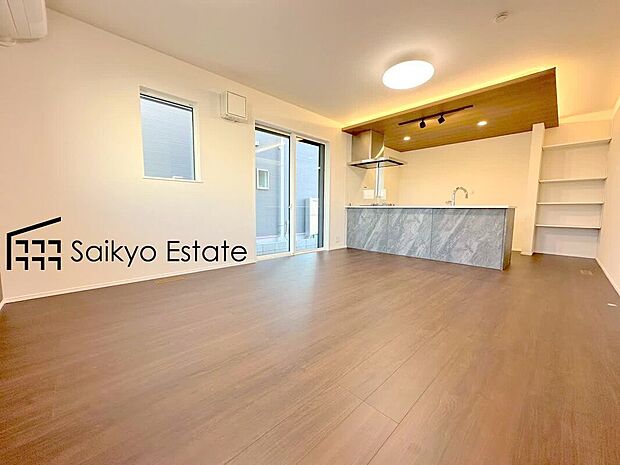 【リビング】開放感と採光にこだわった広々としたLDKです。陽光いっぱいの空間で家族団らんの時間も増えそうですね!