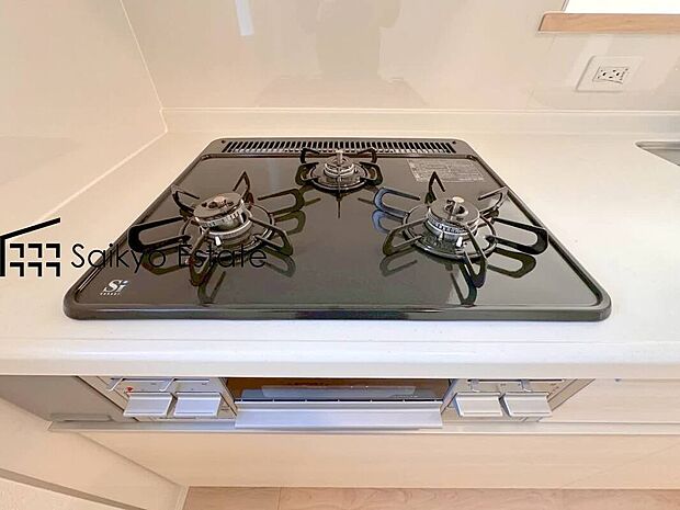 【3口ガスコンロシステム】「3口ガスコンロシステム」はたくさんの料理が同時に作れて便利な上、凹凸が少ないフラットトップなのでお掃除も楽々です。
