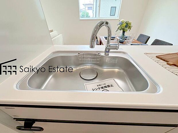 【浄水器】「浄水器」をスリムに内蔵したハンドシャワー式の水栓金具です。シンクもスッキリ！
