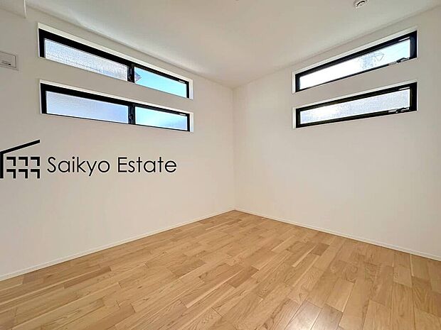 【洋室】2面採光で明るく風通しも良好です！天気の良い日は是非窓を開けて空気の入れ替えをしてみるのはいかがでしょうか♪
