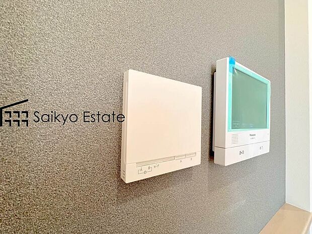 【床暖房】「リビング床暖房」は、空気を汚さずに室内を快適な温度に保ってくれます。お子様でも安心してつける事ができる暖房器具です。

