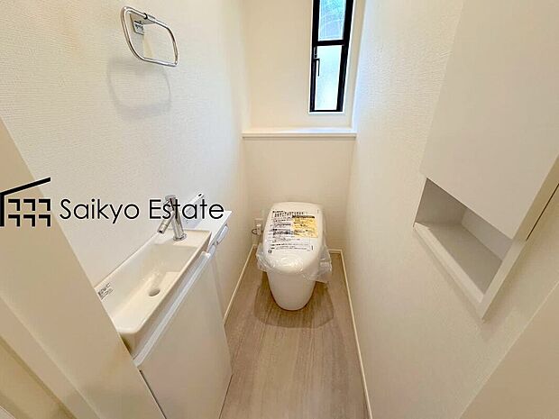 【タンクレストイレ】空間に優しく美しい佇まいのタンクレストイレを採用。お掃除しやすい柔らかなデザイン。
