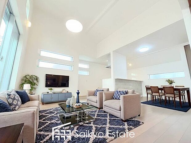 【リビング【施工例】】開放感と採光にこだわった広々としたLDKです。陽光いっぱいの空間で家族団らんの時間も増えそうですね！