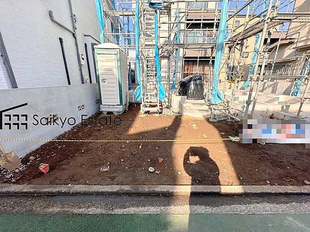 【現地写真】カースペースはコンクリート仕上げの為、雨の日でも足元が気になりません！自転車やバイクを置くスペースもございます！
