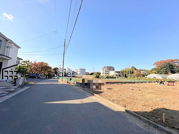 【前面道路】交通量の少ない前面道路ですので、小さなお子様がおられるご家庭でも安心してお住まいいただけます。